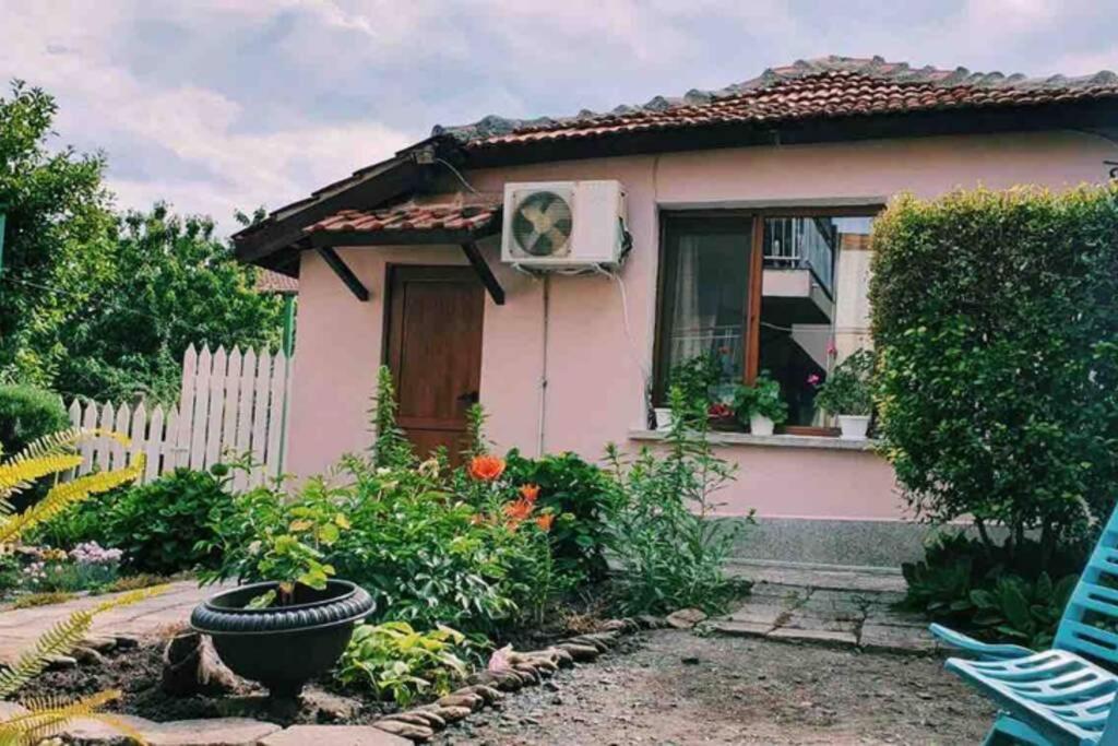 Cute Little House With A White Picket Fence Villa Burgas City Exterior foto
