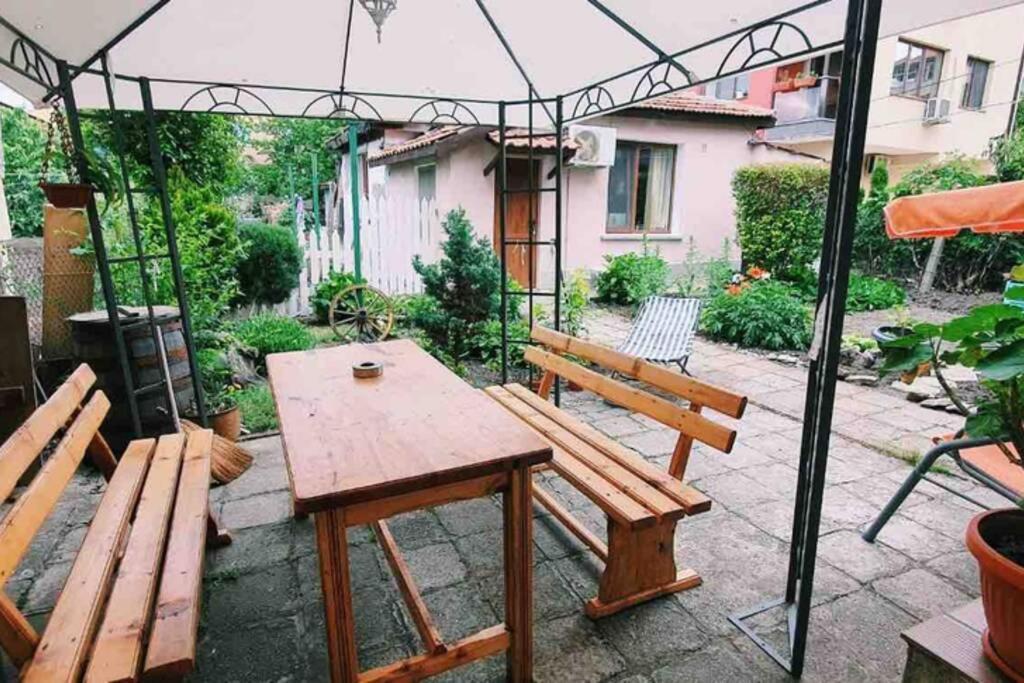 Cute Little House With A White Picket Fence Villa Burgas City Exterior foto